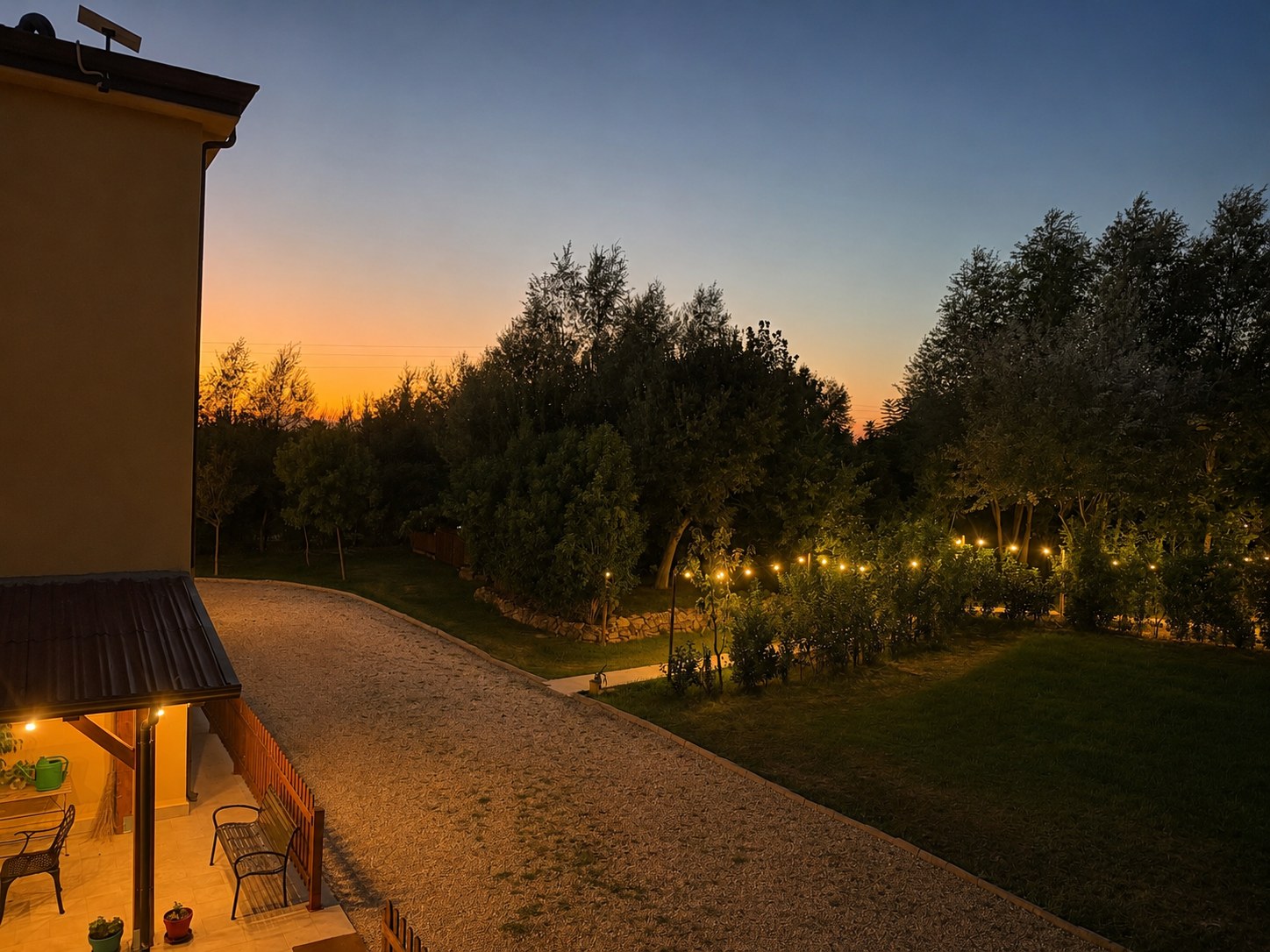 Il giardino di Podere Cafasso al tramonto illuminato da luci calde